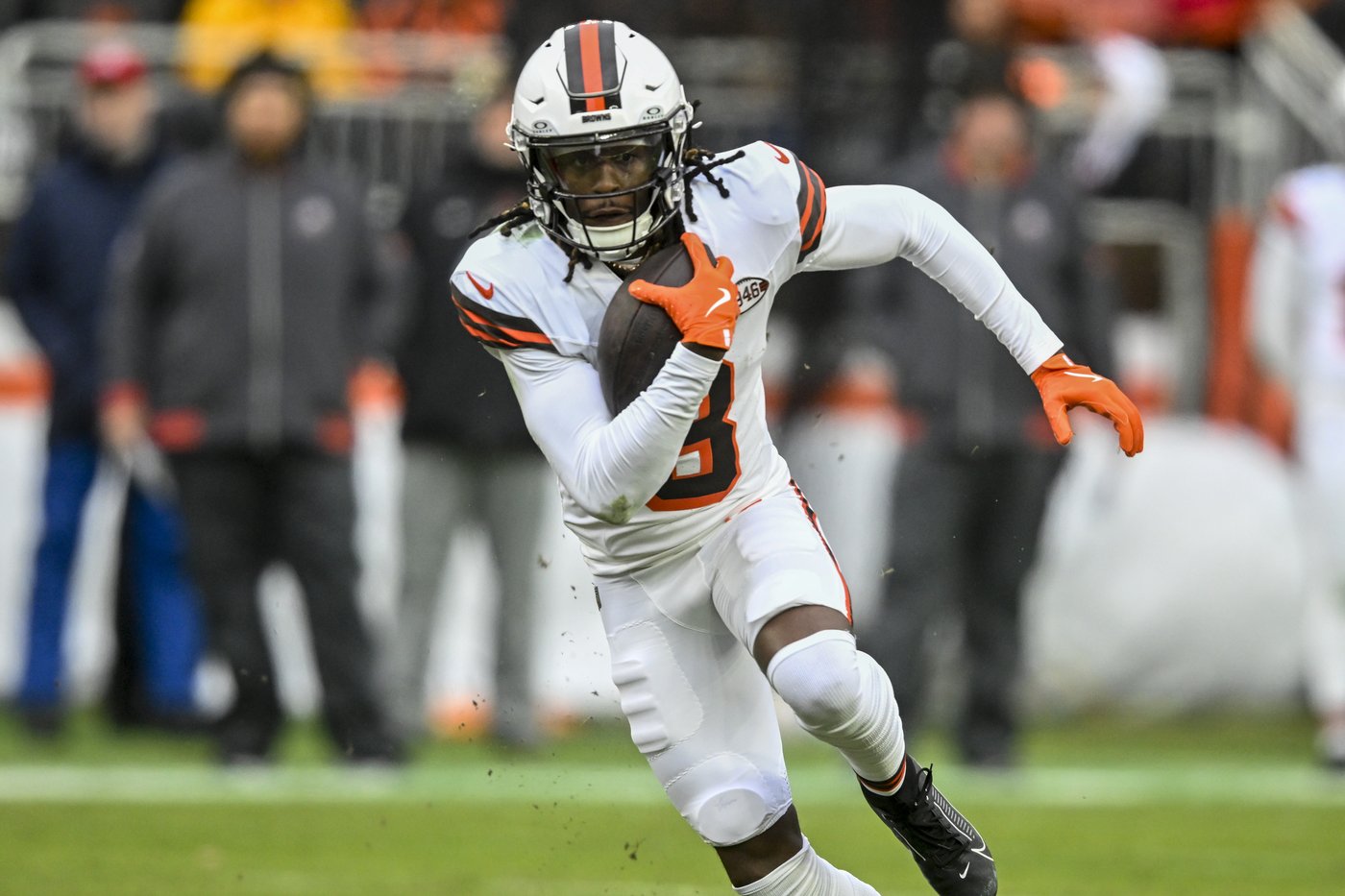 Browns mulling another switch at quarterback after Winston throws 3 more picks in loss to Chiefs | iNFOnews.ca