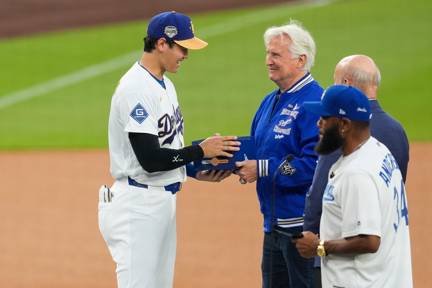 Put a ring on it: Dodgers receive glittering World Series jewelry to mark back-to-back titles | iNFOnews.ca Put a ring on it: Dodgers receive glittering World Series jewelry to mark back-to-back titles | iNFOnews.ca