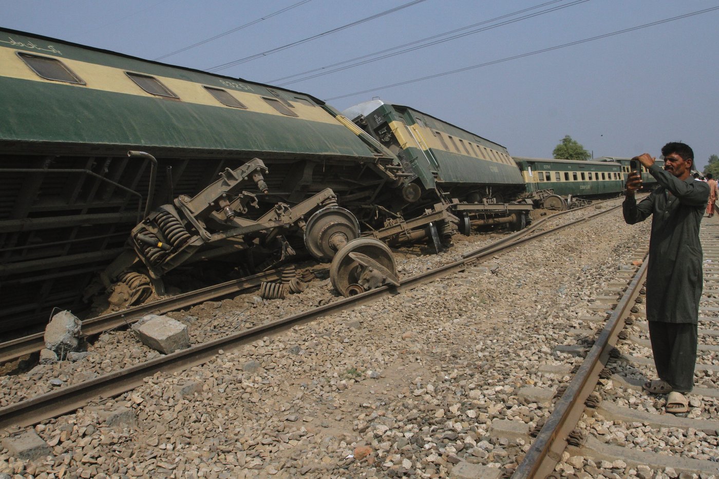 Passenger train derails in central Pakistan, killing at least 5 people and injuring 35 | iNFOnews.ca Passenger train derails in central Pakistan, killing at least 5 people and injuring 35 | iNFOnews.ca
