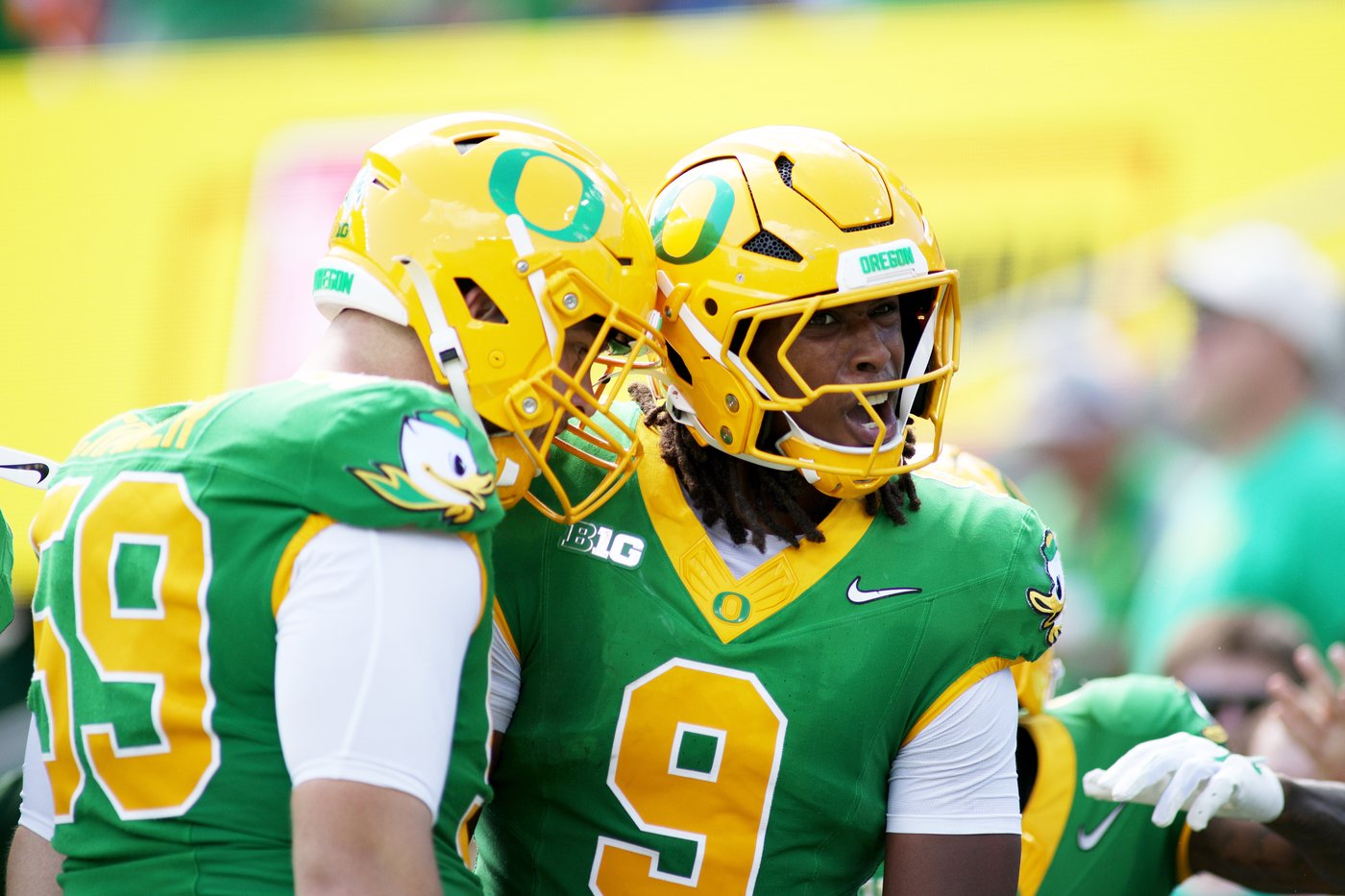 Moore throws for 3 TDs and No. 2 Oregon overcomes a slow start to beat Boise State 34-27 | iNFOnews.ca Moore throws for 3 TDs and No. 2 Oregon overcomes a slow start to beat Boise State 34-27 | iNFOnews.ca