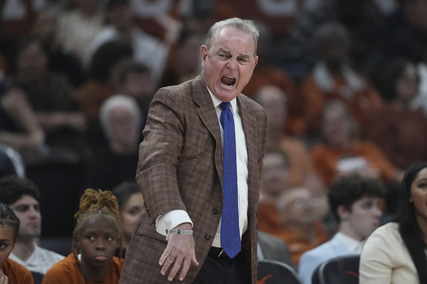 Jones and Booker lead No. 5 Texas past Missouri 70-61 for Longhorns' 18th straight home win | iNFOnews.ca Jones and Booker lead No. 5 Texas past Missouri 70-61 for Longhorns' 18th straight home win | iNFOnews.ca