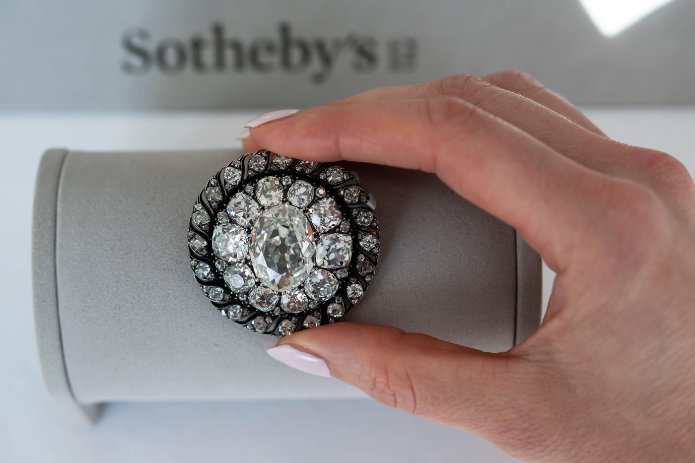 Sotheby's says a diamond brooch lost by Napoleon as his forces fled Waterloo sells for $4.4 million | iNFOnews.ca