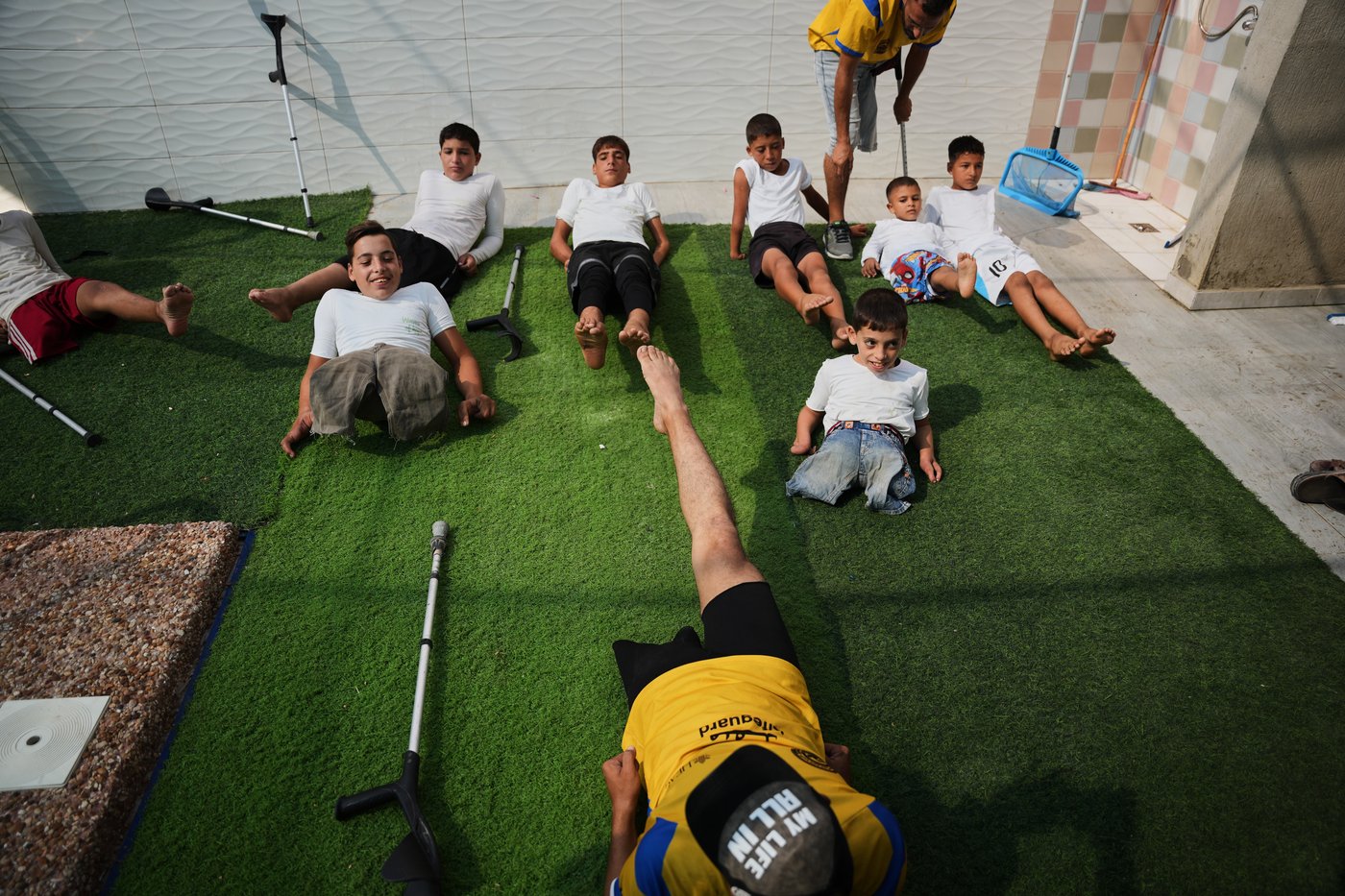 Palestinian children who lost limbs in the Israel-Hamas war learn to swim in Gaza, in photos | iNFOnews.ca