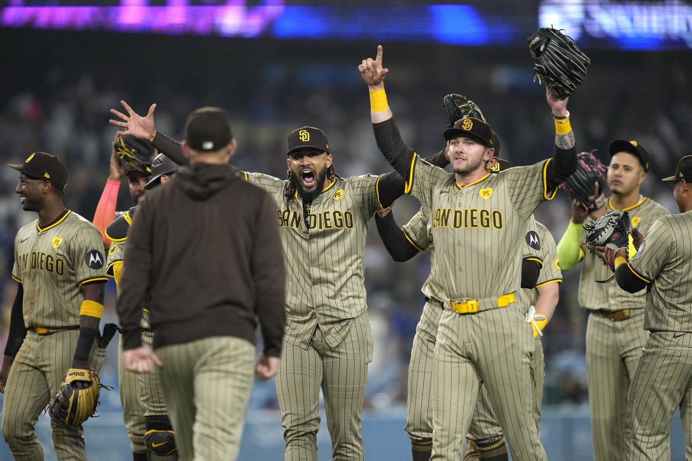 Padres clinch postseason berth with 4-2 win over NL West-leading Dodgers in opener of crucial series | iNFOnews.ca