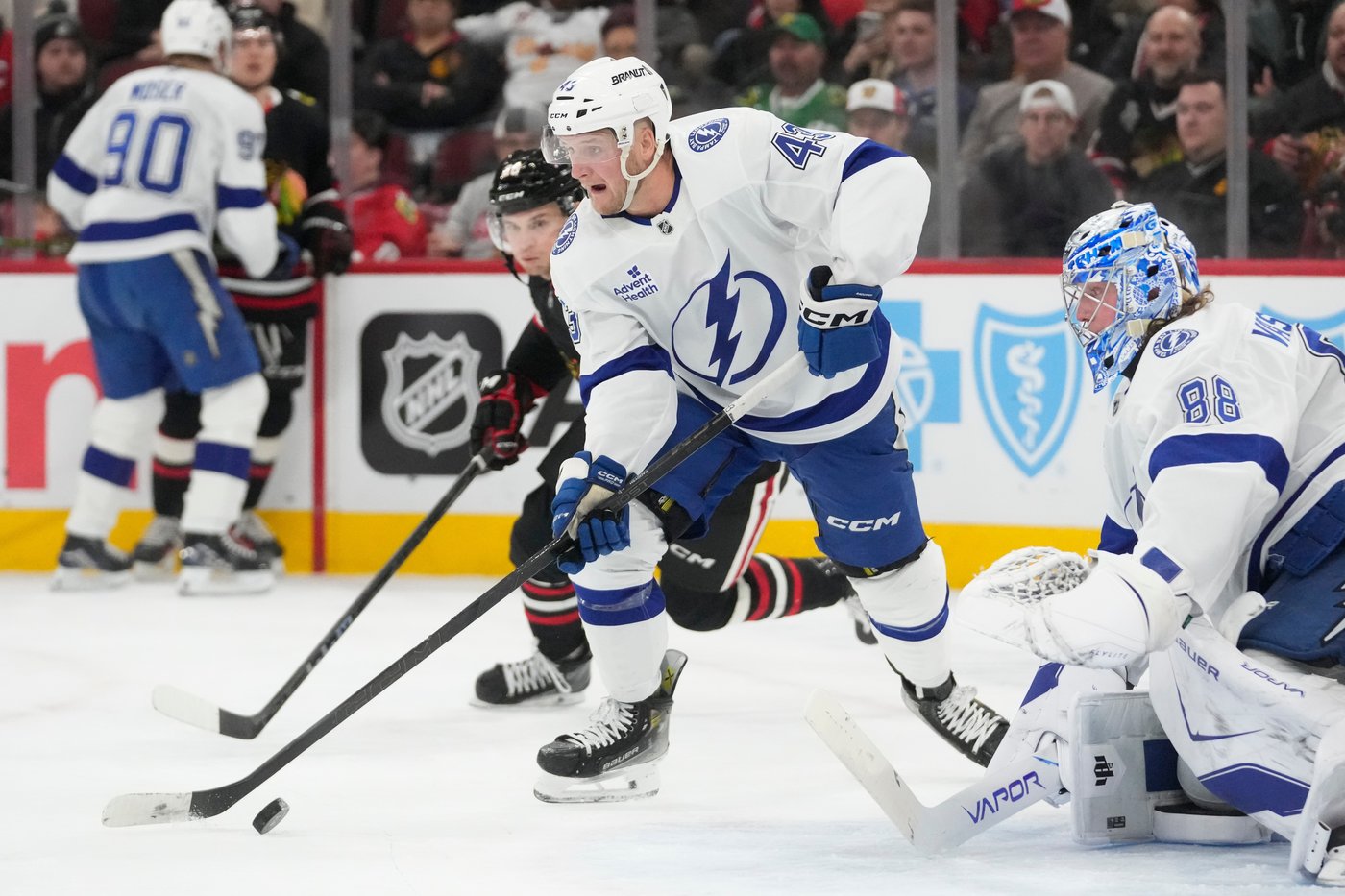 Lightning beat Blackhawks 2-1 in shootout in their 15th straight game without a regulation loss | iNFOnews.ca