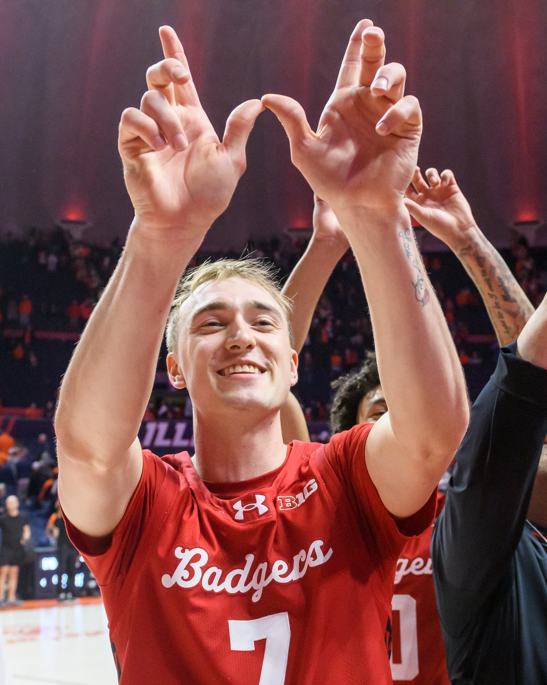 Wisconsin rallies from 12-point second-half deficit for 92-90 overtime win over No. 8 Illinois | iNFOnews.ca