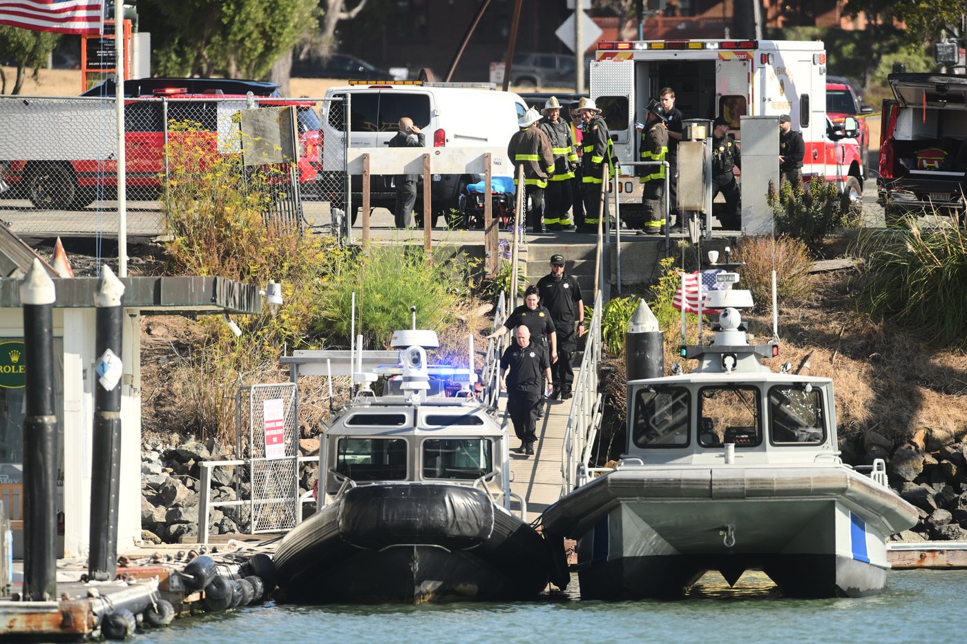 Search and rescue operation for a sunken pontoon boat near Alcatraz Island, in photos | iNFOnews.ca