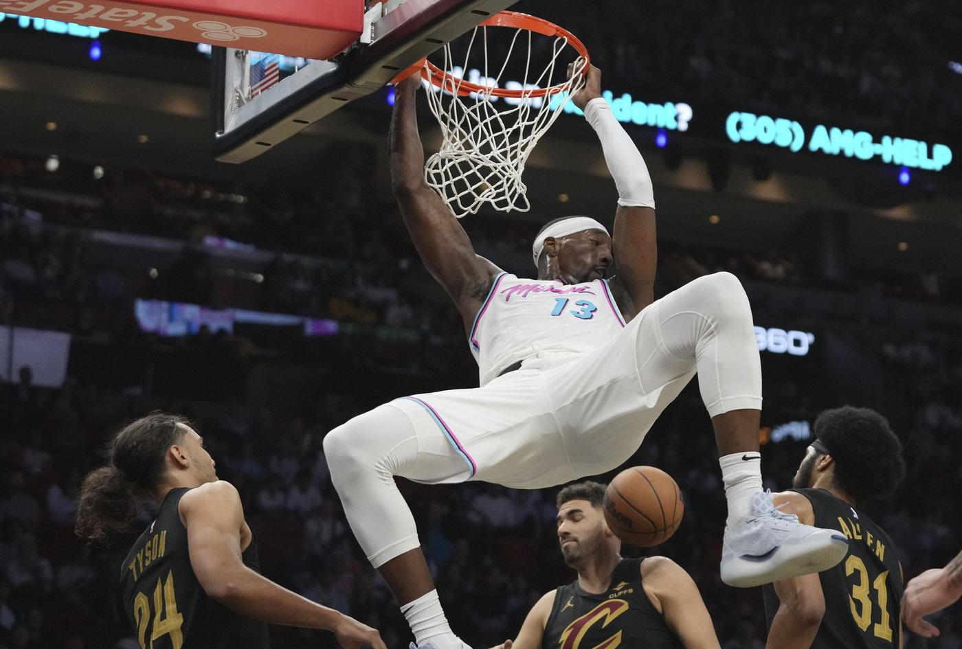 Donovan Mitchell scores 34 points, Cavaliers never trail in 126-106 win over Heat | iNFOnews.ca