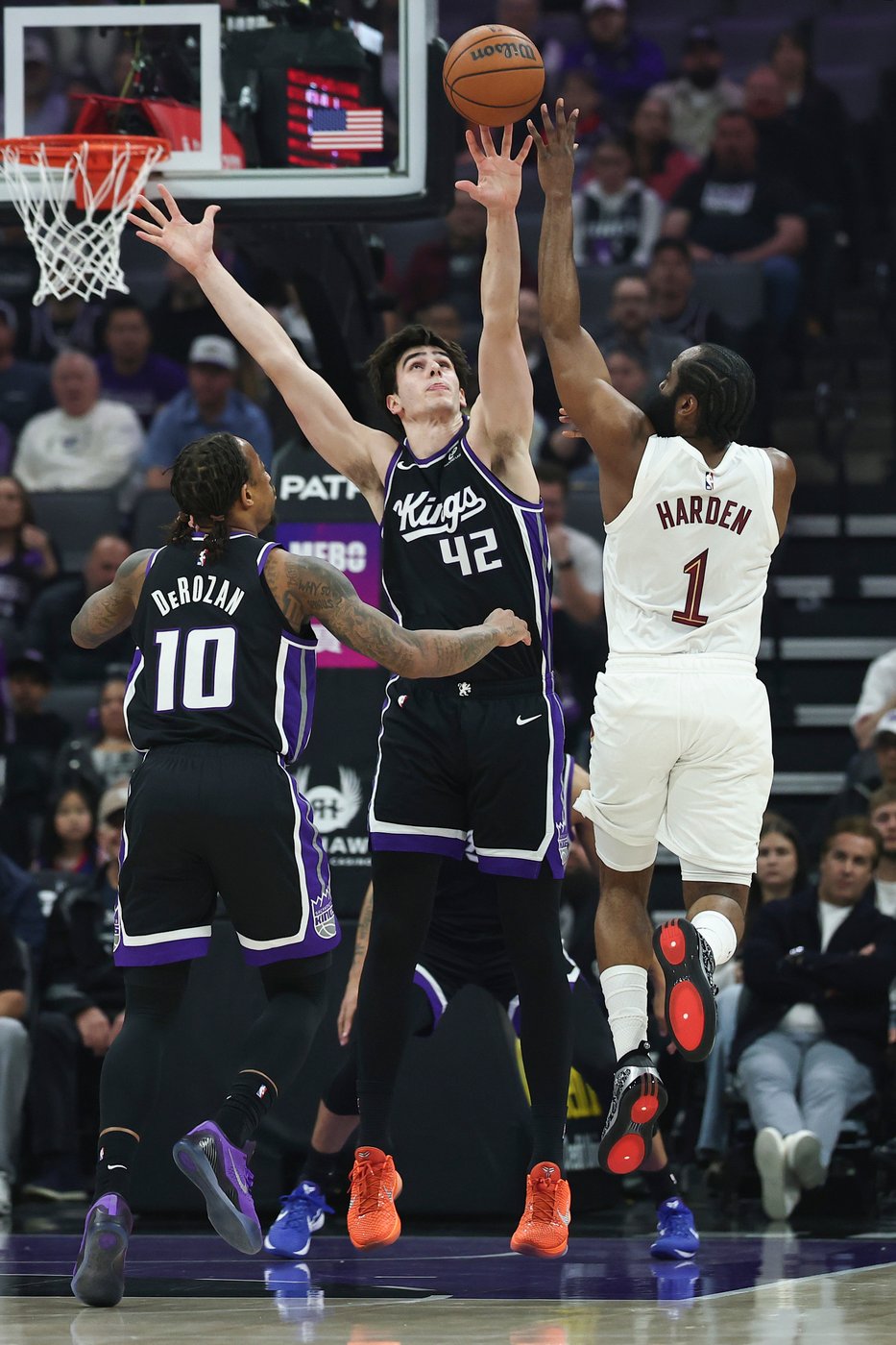 Harden scores 23 in Cavaliers debut, Mitchell leads with 35 in 132-126 win over Kings | iNFOnews.ca Harden scores 23 in Cavaliers debut, Mitchell leads with 35 in 132-126 win over Kings | iNFOnews.ca