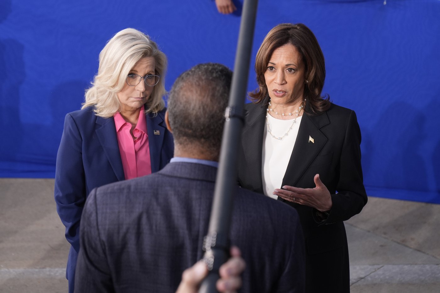 Harris seeks to win over Republicans uneasy about Trump with visits to Midwestern suburbs | iNFOnews.ca Harris seeks to win over Republicans uneasy about Trump with visits to Midwestern suburbs | iNFOnews.ca