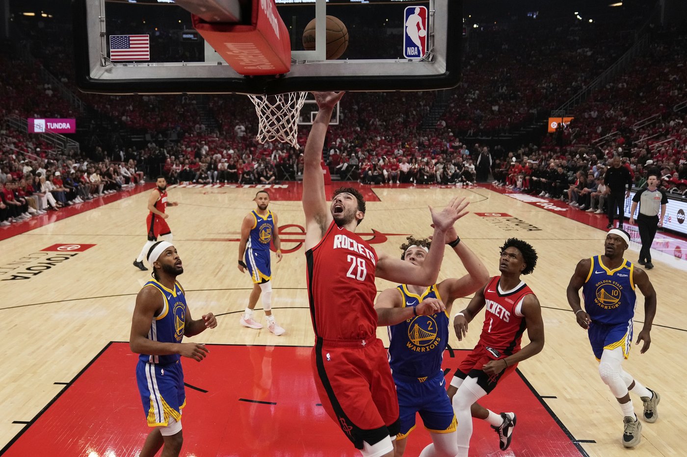 Stephen Curry scores 31 points in the Warriors' 95-85 victory over the Rockets 95-85 in Game 1 | iNFOnews.ca Stephen Curry scores 31 points in the Warriors' 95-85 victory over the Rockets 95-85 in Game 1 | iNFOnews.ca