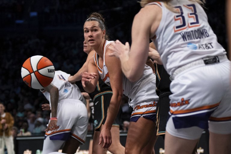 Phoenix Mercury beat New York Liberty 86-60 to even series | iNFOnews.ca