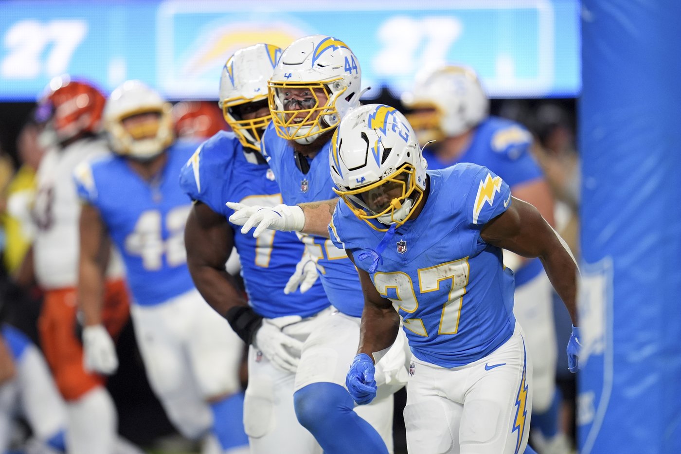 Chargers beat Bengals 34-27 on Dobbins' late TD after squandering 21-point lead | iNFOnews.ca Chargers beat Bengals 34-27 on Dobbins' late TD after squandering 21-point lead | iNFOnews.ca