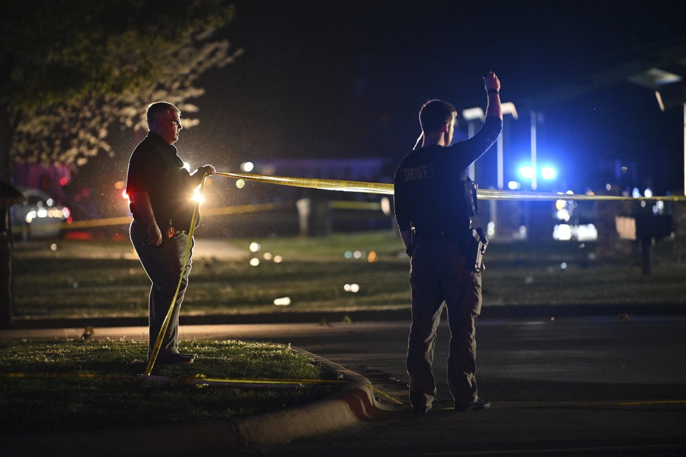 Multiple people fired weapons in shooting at an Arkansas park that killed 2, police say | iNFOnews.ca