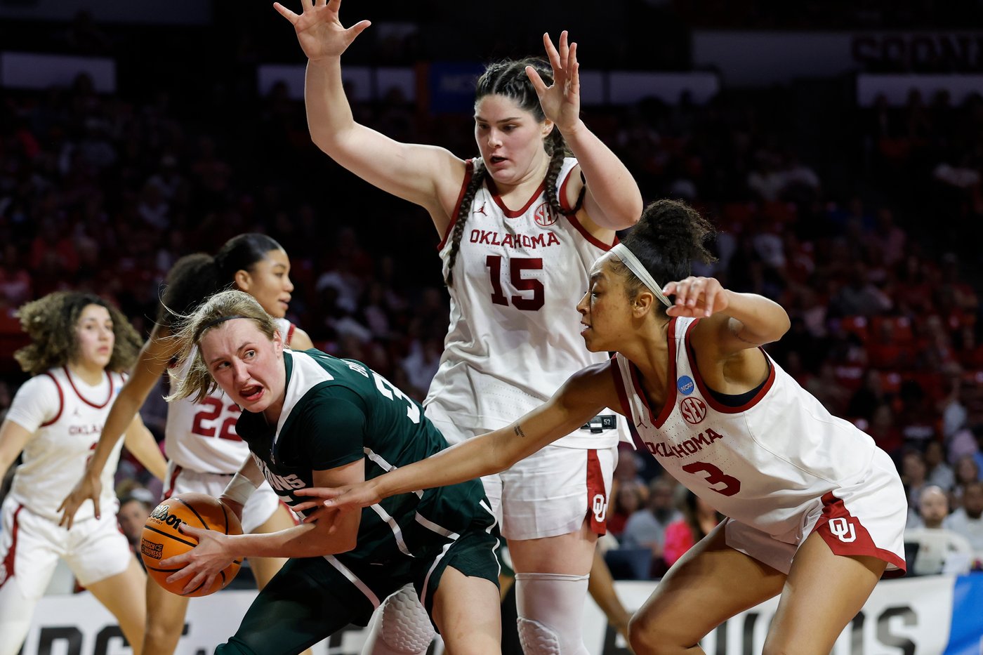 Beers' 18 points and 14 boards power Oklahoma past Michigan St., sends Sooners back to the Sweet 16 | iNFOnews.ca Beers' 18 points and 14 boards power Oklahoma past Michigan St., sends Sooners back to the Sweet 16 | iNFOnews.ca