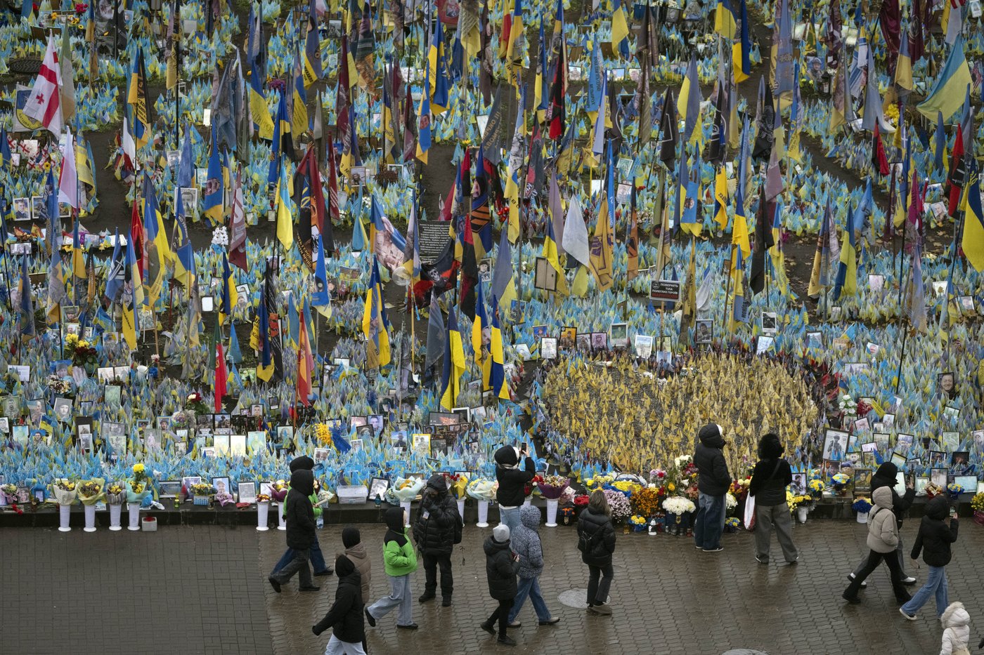 A makeshift memorial grows in Ukraine’s capital after 1,000 days of war | iNFOnews.ca A makeshift memorial grows in Ukraine’s capital after 1,000 days of war | iNFOnews.ca