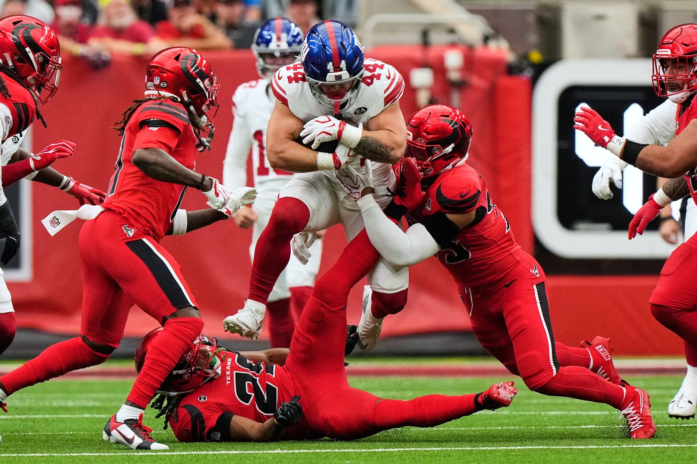 Singletary's 30-yard run in OT gives Giants 27-21 win over Texans | iNFOnews.ca Singletary's 30-yard run in OT gives Giants 27-21 win over Texans | iNFOnews.ca