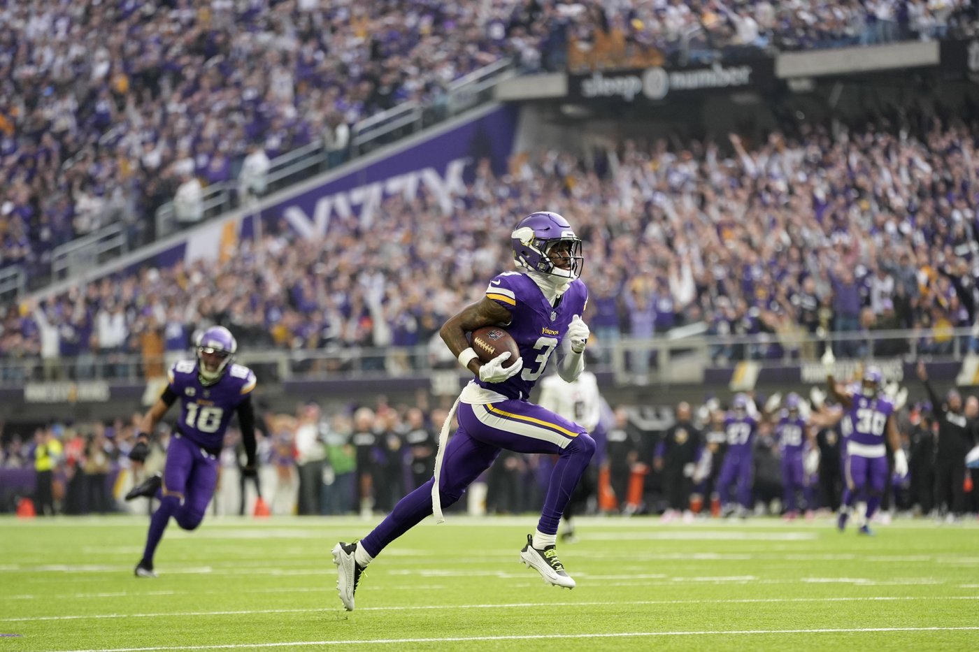 Darnold delivers for Vikings with career-high 347 yards and 5 TDs to beat Falcons, Cousins 42-21 | iNFOnews.ca Darnold delivers for Vikings with career-high 347 yards and 5 TDs to beat Falcons, Cousins 42-21 | iNFOnews.ca