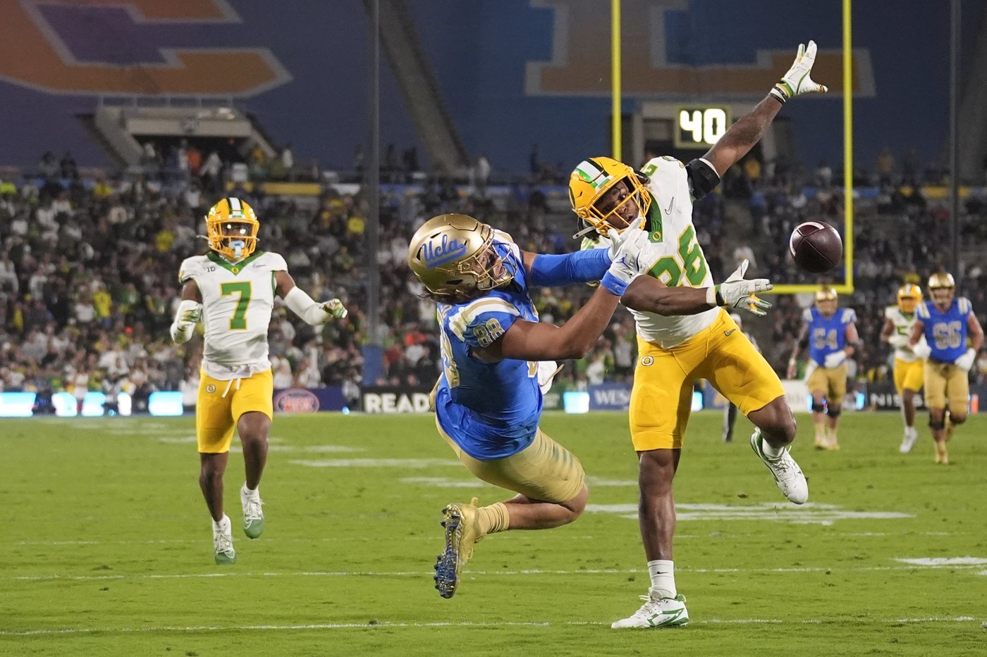 Dillon Gabriel throws for 3 TDs as No. 8 Oregon beats UCLA 34-13 in first Big Ten game | iNFOnews.ca