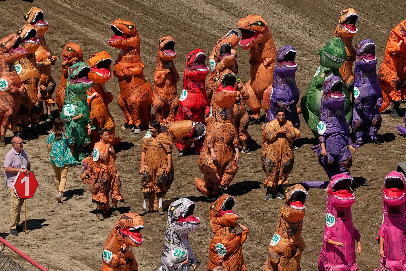 Inflatable dinosaurs race at Emerald Downs, in photos | iNFOnews.ca