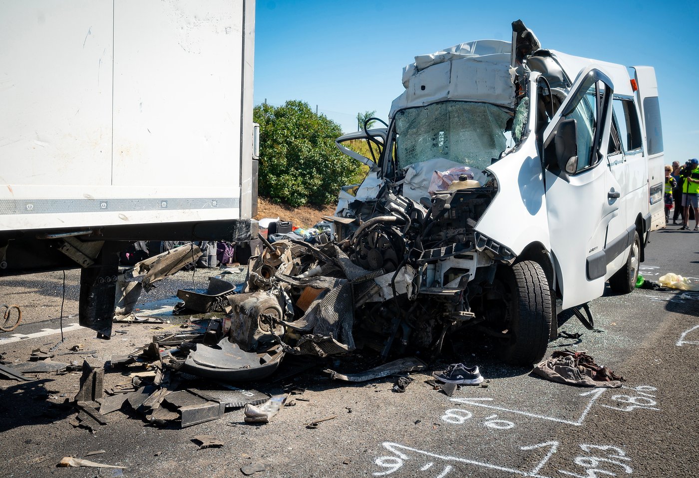 2 collisions on a Hungarian highway kill 8 people | iNwheels 2 collisions on a Hungarian highway kill 8 people | iNwheels