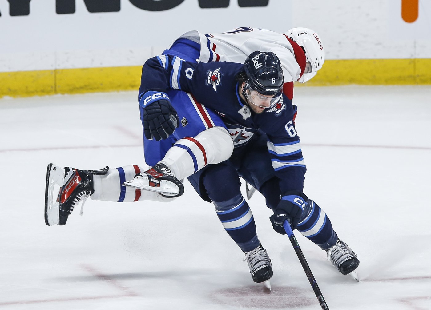 Hellebuyck frustrates Canadiens as Jets win 4-2 | iNFOnews.ca
