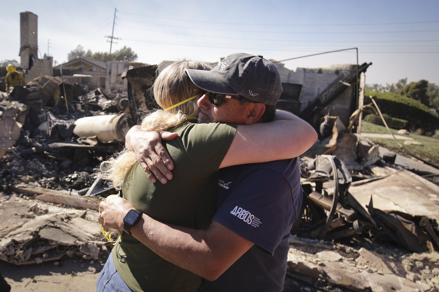 Southern California wildfire destroys 132 structures as officials look for fierce winds to subside | iNFOnews.ca