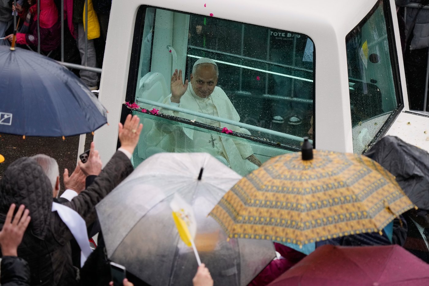 Pope in Lebanon asks for 'divine gift of peace' alongside country's Christian and Muslim leaders | iNFOnews.ca