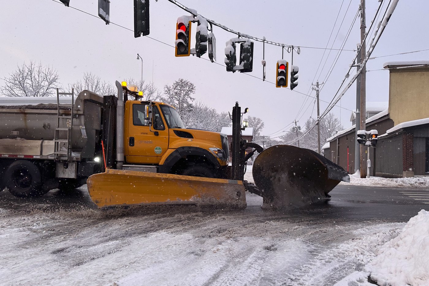 Storm blankets parts of the US during busy holiday travel weekend with more snow and cold forecast | iNFOnews.ca