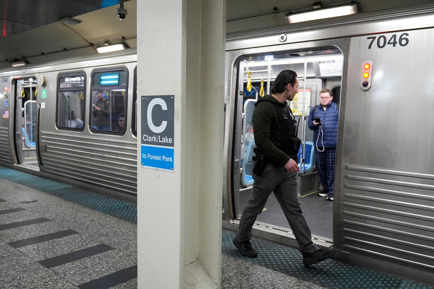 Man sets fire to a woman on a Chicago L train before fleeing, police say | iNFOnews.ca