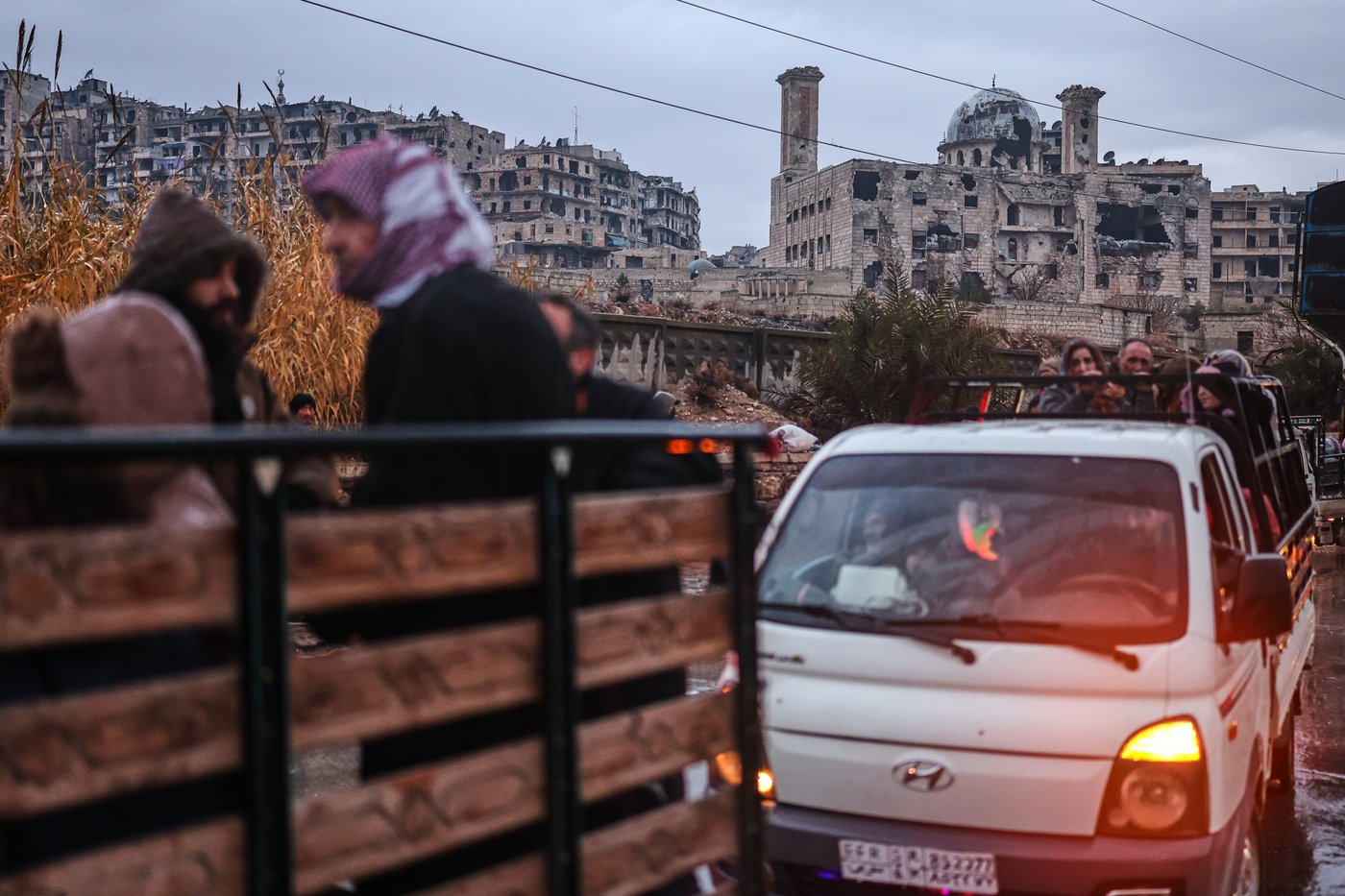 Photos of Syrians fleeing violence in Aleppo as shelling leaves heavy damage | iNFOnews.ca