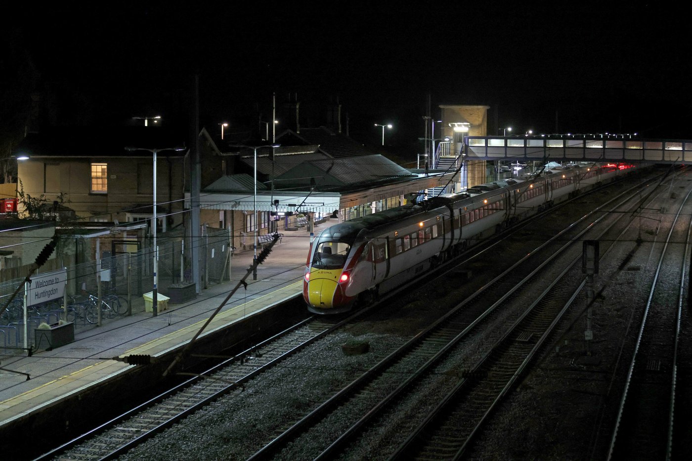 UK police say 10 people in hospital after train stabbing attack, 9 with life-threatening injuries | iNFOnews.ca UK police say 10 people in hospital after train stabbing attack, 9 with life-threatening injuries | iNFOnews.ca