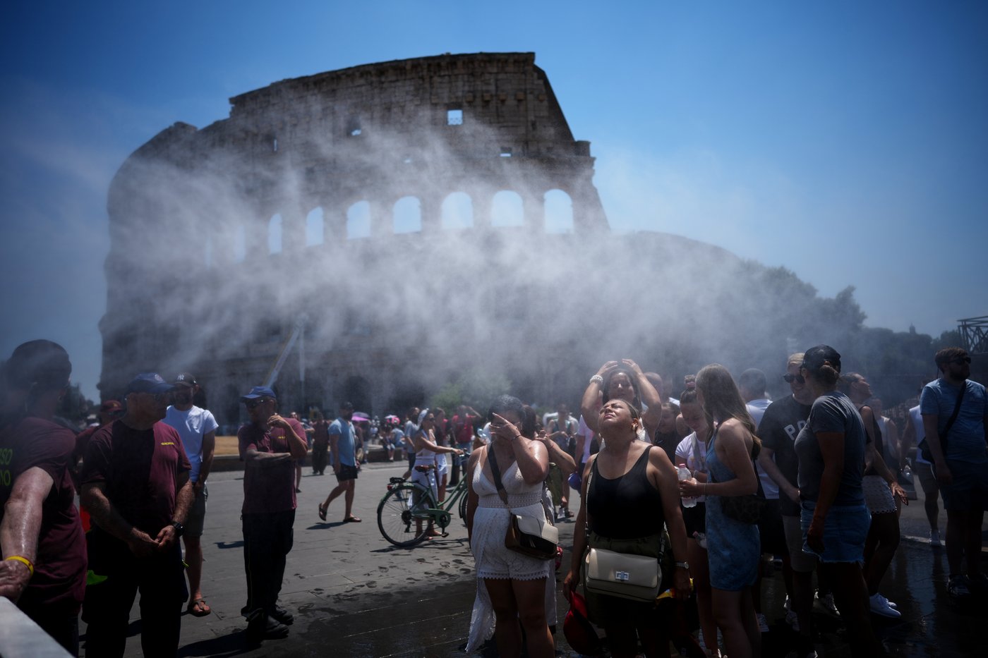 An early heat wave hits Europe, in photos | iNFOnews.ca