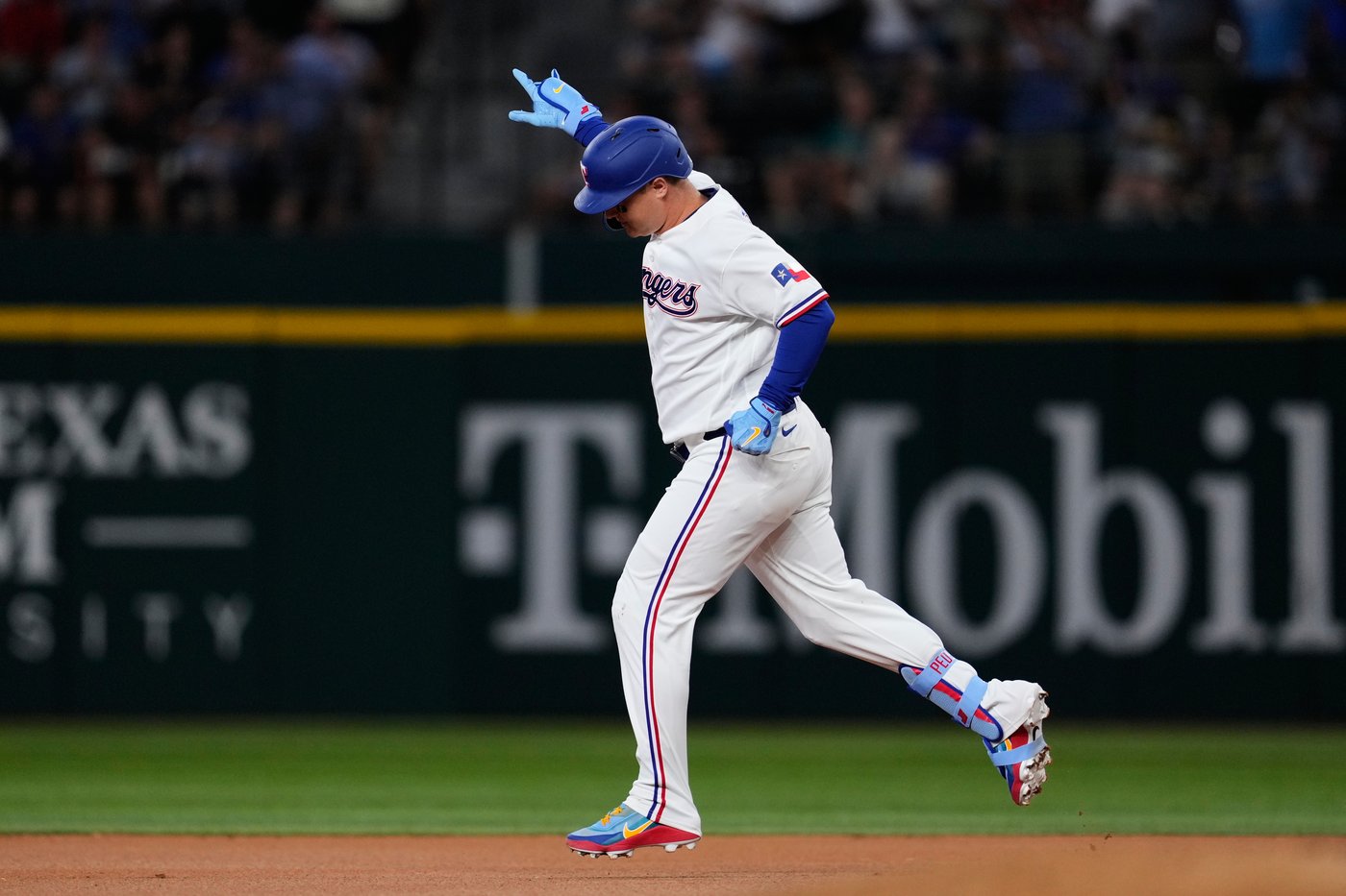 Joc Pederson hits first 2 of Rangers' 4 homers in 7-3 win over Mariners to take key AL West series | iNFOnews.ca