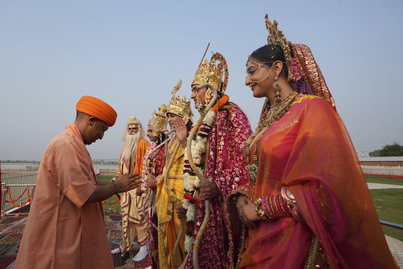 Indians celebrate Diwali by lighting a record number of clay lamps | iNFOnews.ca