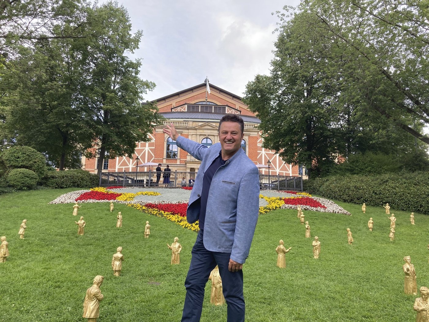 Tenor Piotr Beczała sings different productions of Wagner's 'Lohengrin' 41 hours apart | iNFOnews.ca