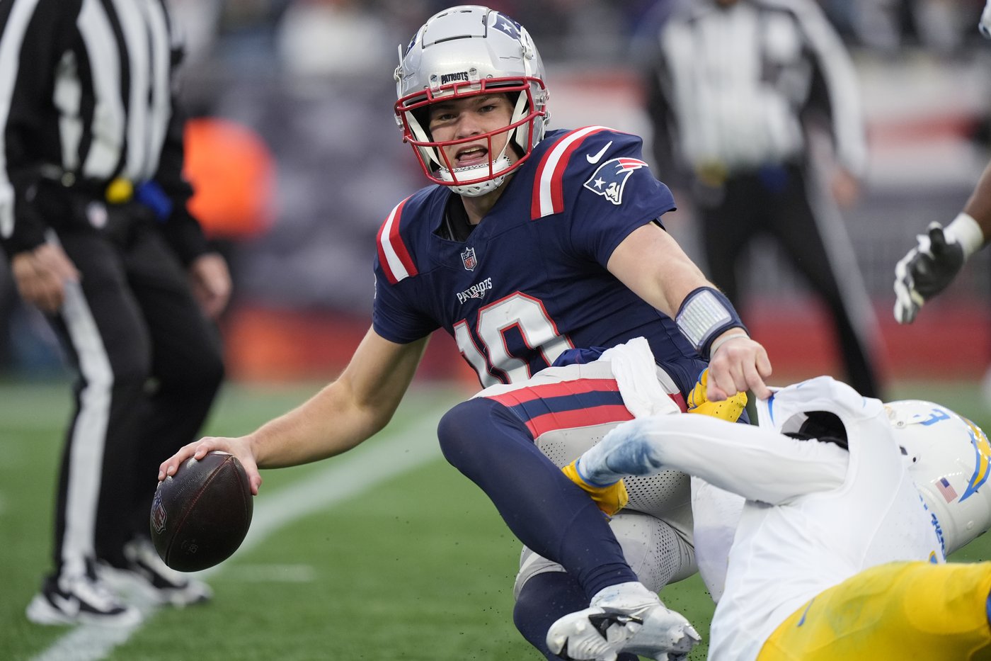 Drake Maye returns after a hit to the head, but same problems persist in Patriots' loss to Chargers | iNFOnews.ca