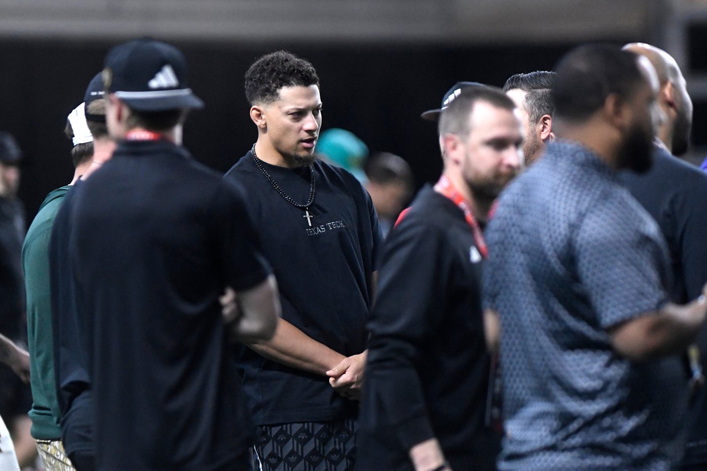 Mahomes attends the start of the Chiefs' offseason program as he rehabs torn knee ligaments | iNFOnews.ca Mahomes attends the start of the Chiefs' offseason program as he rehabs torn knee ligaments | iNFOnews.ca