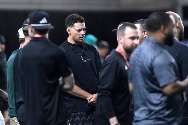 Mahomes attends the start of the Chiefs' offseason program as he rehabs torn knee ligaments | iNFOnews.ca