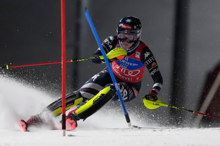 Mikaela Shiffrin leads 1st run of night slalom as rivals falter under the lights | iNFOnews.ca