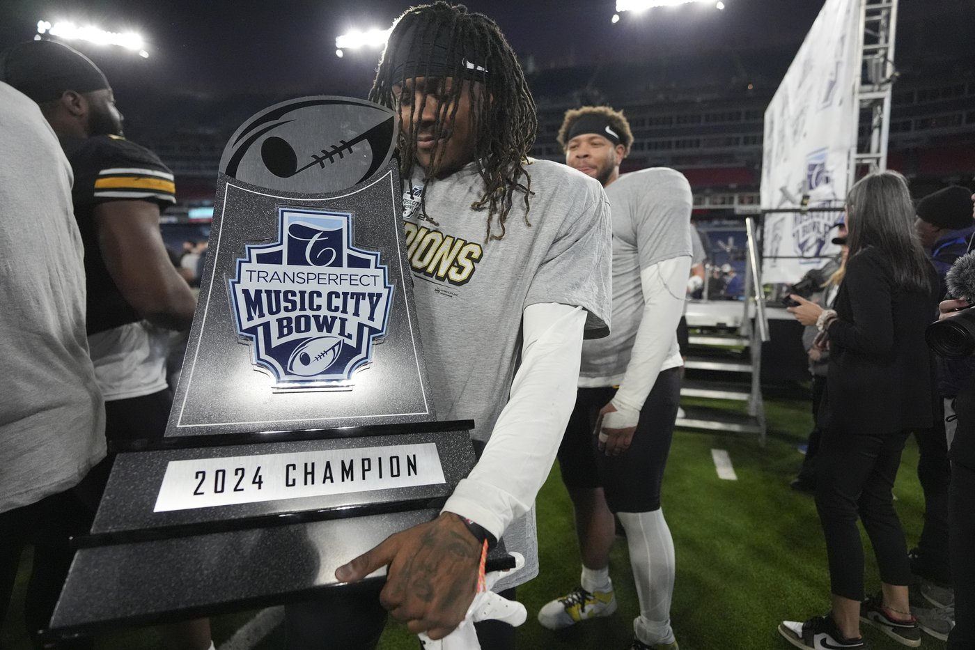 No. 23 Missouri rallies from 10 down, beats Iowa 27-24 in the Music City Bowl | iNFOnews.ca No. 23 Missouri rallies from 10 down, beats Iowa 27-24 in the Music City Bowl | iNFOnews.ca