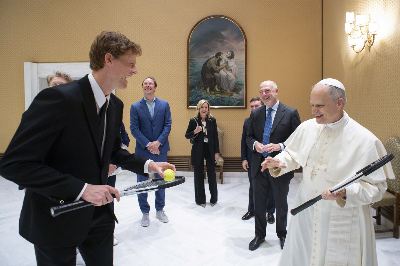 Pope meets Sinner: No. 1 player gives tennis fan Pope Leo XIV racket on Italian Open off day | iNFOnews.ca