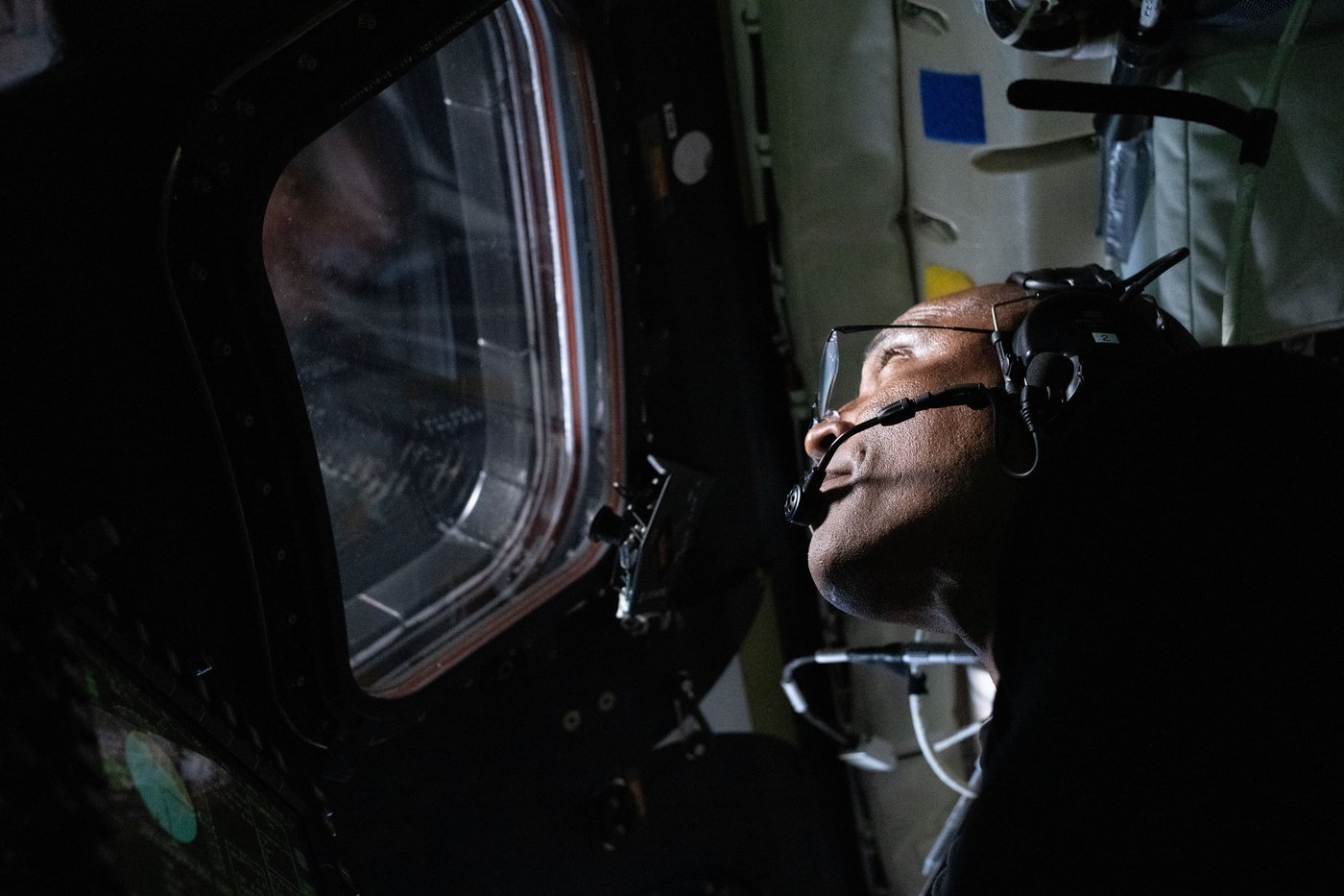 Artemis II astronauts return from moon with a splashdown to close out a record-breaking lunar voyage | iNFOnews.ca Artemis II astronauts return from moon with a splashdown to close out a record-breaking lunar voyage | iNFOnews.ca