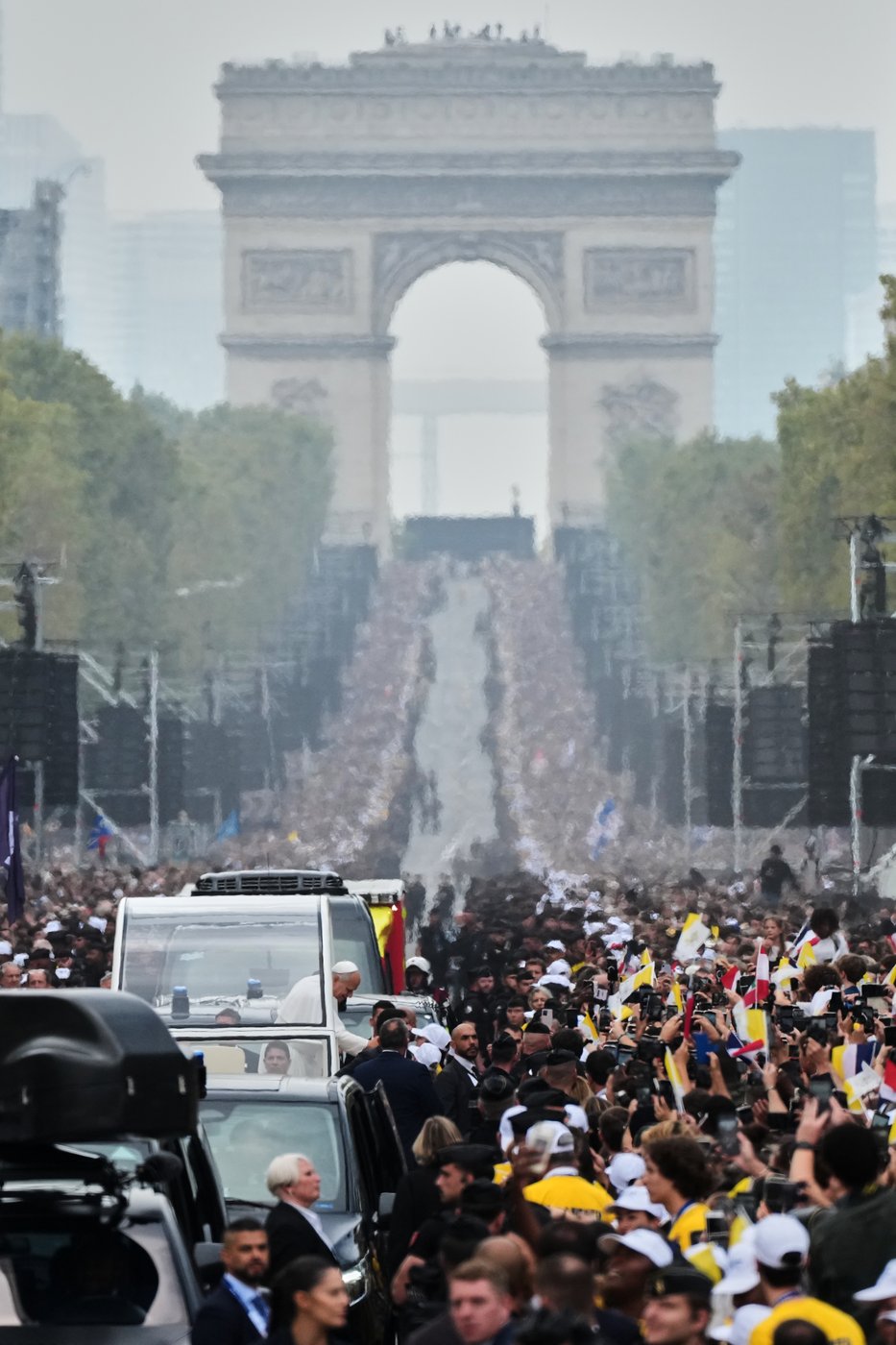 Pope Leo draws 800,000 people to central Paris for open-air Mass on iconic square | iNFOnews.ca Pope Leo draws 800,000 people to central Paris for open-air Mass on iconic square | iNFOnews.ca