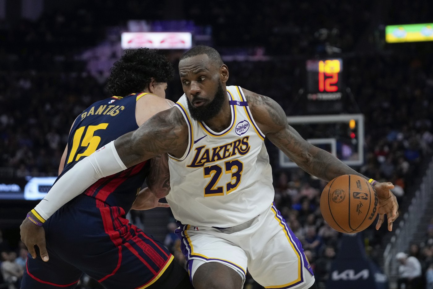 Davis, James lead Lakers to 118-108 victory over Warriors as Curry goes scoreless in second half | iNFOnews.ca