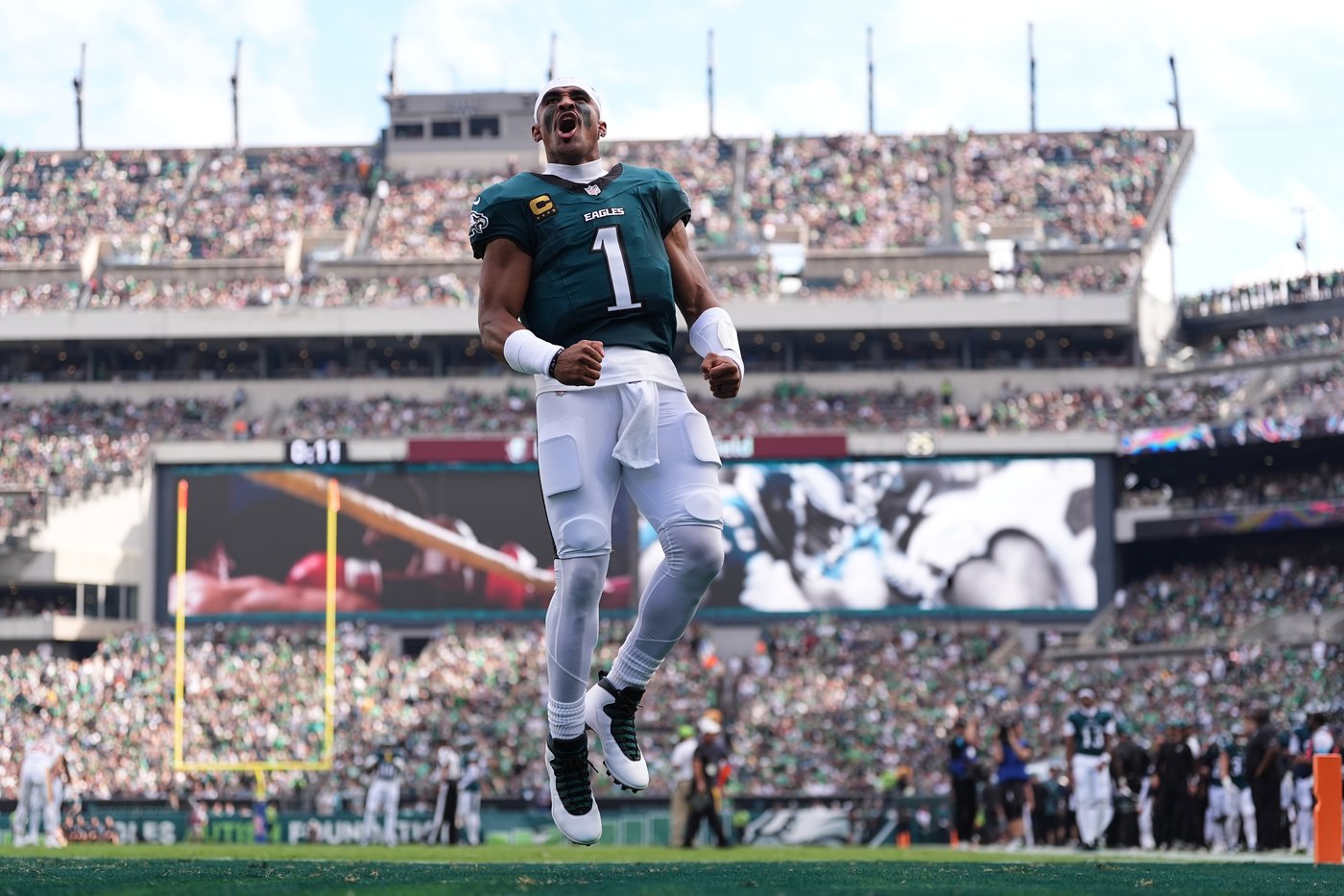 Jalen Hurts throws 3 TD passes and Eagles stuff Commanders' late 2-point try for 24-22 win | iNFOnews.ca