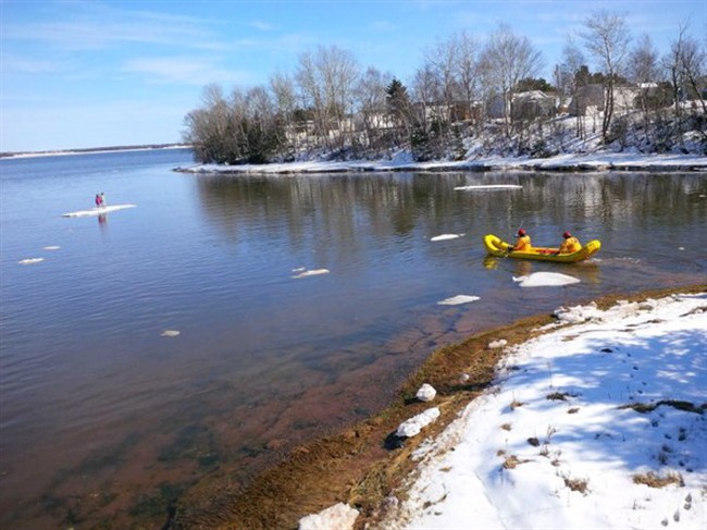 Firefighters rescue twins from ice floe: 'It kept drifting out a little further' | iNFOnews.ca CP36893301