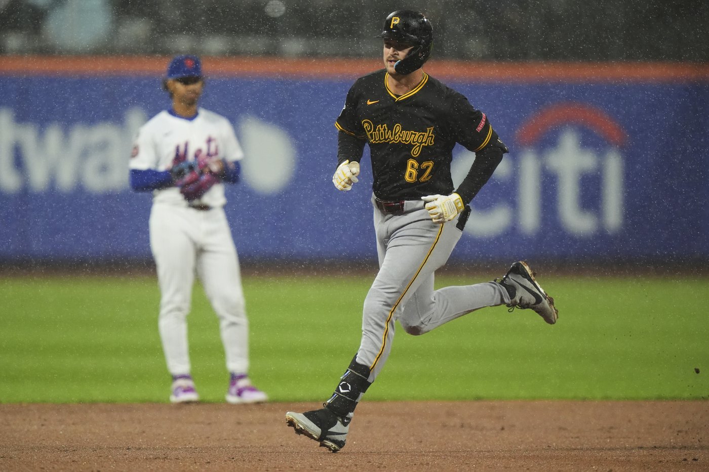 Pirates hit 2 homers off Holmes and blank Mets 4-0 to prevent 3-game sweep | iNFOnews.ca Pirates hit 2 homers off Holmes and blank Mets 4-0 to prevent 3-game sweep | iNFOnews.ca