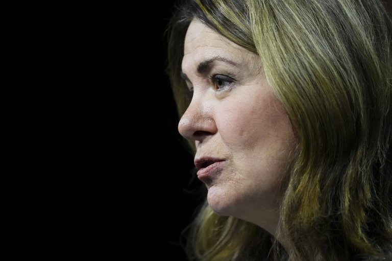 Alberta government set to receive report into health contract scandal | iNFOnews.ca