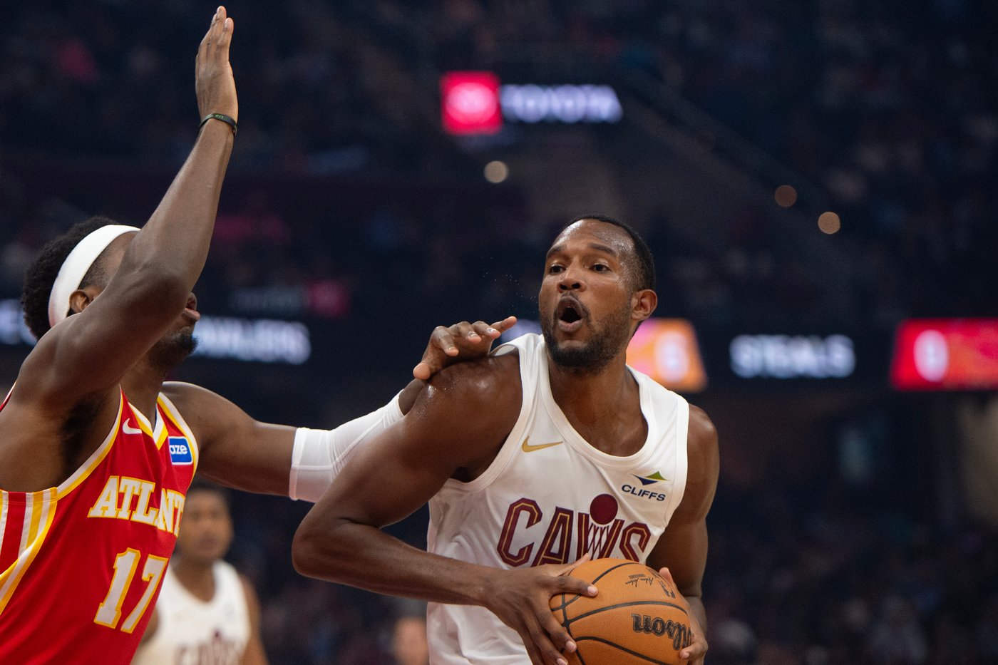 Donovan Mitchell scores 37 points as Cavaliers down Young-less Hawks 117-109 | iNFOnews.ca